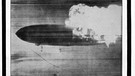 Auf einer Seite der am 13. Mai 1937 erschienenen "Berliner Illustrierte Zeitung" ist ein per Funk übertragenes Foto der brennenden "Hindenburg" zu sehen.  | Bild: picture-alliance/dpa