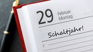 Den 29. Februar gibt es nur alle vier Jahre - im sogenannten Schaltjahr. Wie kam es zu dieser Berechnung des Kalenders? | Bild: picture alliance | Christian Ohde