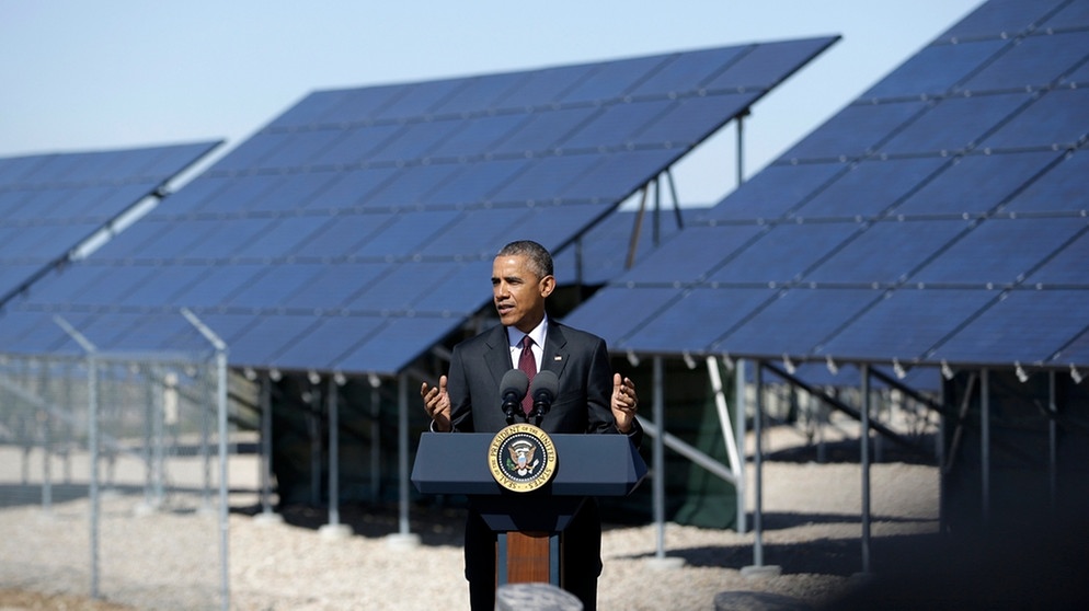 Der 46. US-Präsident Barack Obama hält vor einem Solarpark in Utah eine Rede.  | Bild: picture alliance / AP Photo | Rick Bowmer
