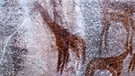 Wandbild einer Giraffe in Afrika. Prähistorische Zeichnungen an den Felswänden von Höhlen und Grotten zählen zu den ältesten Kunstwerken der Menschheit. Für Archäologie, Geschichte und Kunst sind Höhlenmalereien daher enorm wichtige Funde. | Bild: picture-alliance/dpa