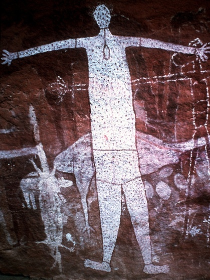 Emu und Quinkan, eine geisterartige Figur, in Australien. Prähistorische Zeichnungen an den Felswänden von Höhlen und Grotten zählen zu den ältesten Kunstwerken der Menschheit. Für Archäologie, Geschichte und Kunst sind Höhlenmalereien daher enorm wichtige Funde. | Bild: picture-alliance/dpa