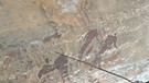 Wandbild in den Drakensbergen in Südafrika. Prähistorische Zeichnungen an den Felswänden von Höhlen und Grotten zählen zu den ältesten Kunstwerken der Menschheit. Für Archäologie, Geschichte und Kunst sind Höhlenmalereien daher enorm wichtige Funde. | Bild: picture-alliance/dpa