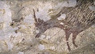 Ein über 40.000 Jahre altes Felsbild auf der Insel Sulawesi zeigt rätselhafte Mensch-Tier-Mischwesen, sogenannte Therianthrope. Sie sind der vielleicht älteste Beleg für prähstorische Kunst mit figürlichen Darstellungen.  | Bild: Griffith University/Maxime Aubert
