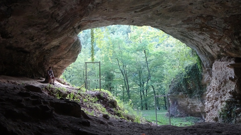 Blick aus dem Inneren der Vindija Höhle hinaus in ein Waldgebiet. In der Vindija Höhle in Kroatien lebten vor 39.000 bis 47.000 Jahren Neandertaler, von deren Erbgut noch heute Reste in der DNA des modernen Homo Sapiens zu finden ist. | Bild: M. Hajdinjak