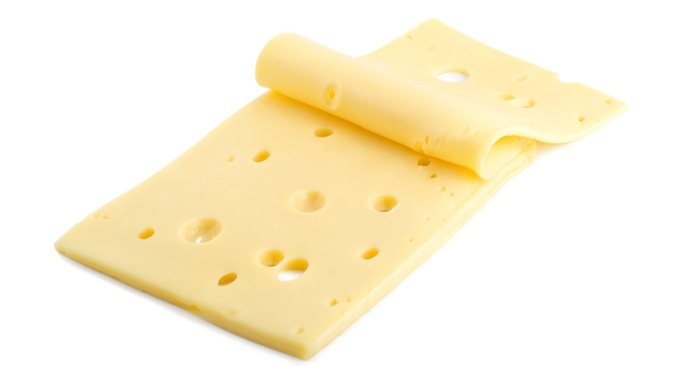 Käsescheiben liegen aufeinander. Seit 2014 ist der Lebensmittelzusatzstoff E 554 nur noch in Kochsalz zur Oberflächenbehandlung von gereiftem Käse erlaubt. | Bild: colourbox.com