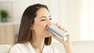 Eine Frau trinkt aus einer Aludose aus Aluminium. | Bild: colourbox.com