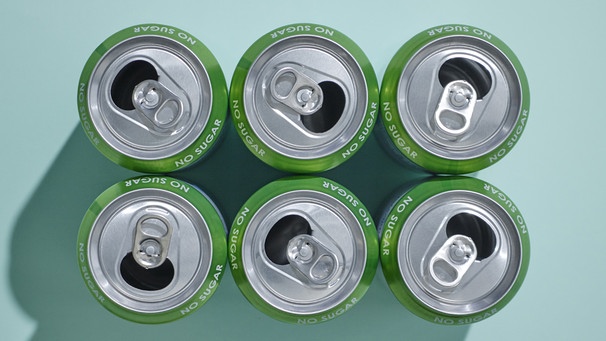 Grüne Getränkedosen aus Aluminium stehen in einer Reihe.  | Bild: colourbox.com
