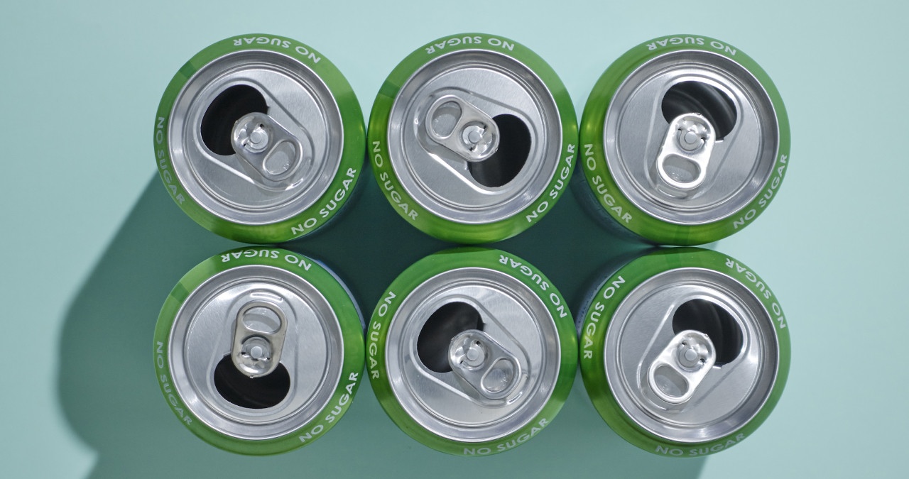 Grüne Getränkedosen aus Aluminium stehen in einer Reihe.  | Bild: colourbox.com