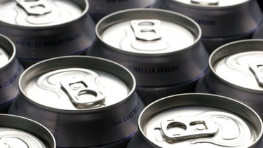 Mehrere Dosen zum Trinken aus Aluminium stehen nebeneinander. | Bild: colourbox.com