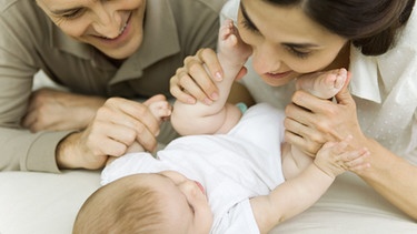 Eltern lachen ihr Baby an | Bild: colourbox.com