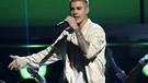 zum Weltlinkshändertag am 13. August: Linkshänder Justin Bieber. Sportler, Politiker, Musiker oder Künstler: Welche Berühmtheiten sind Linkshänder? Ein kleiner Überblick zum internationalen Tag der Linkshänder. | Bild: picture alliance / AP Photo