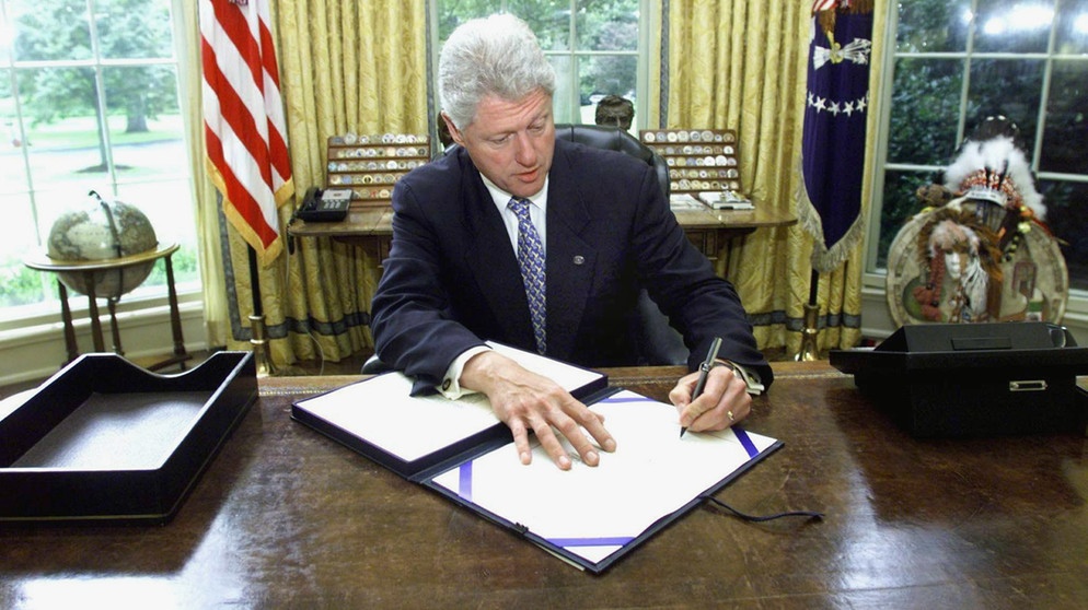 Zum Weltlinkshändertag am 13. August: Ex-US-Präsident Bill Clinton, ebenfalls Linkshänder. Sportler, Politiker, Musiker oder Künstler: Welche Berühmtheiten sind Linkshänder? Ein kleiner Überblick zum internationalen Tag der Linkshänder. | Bild: picture-alliance/dpa