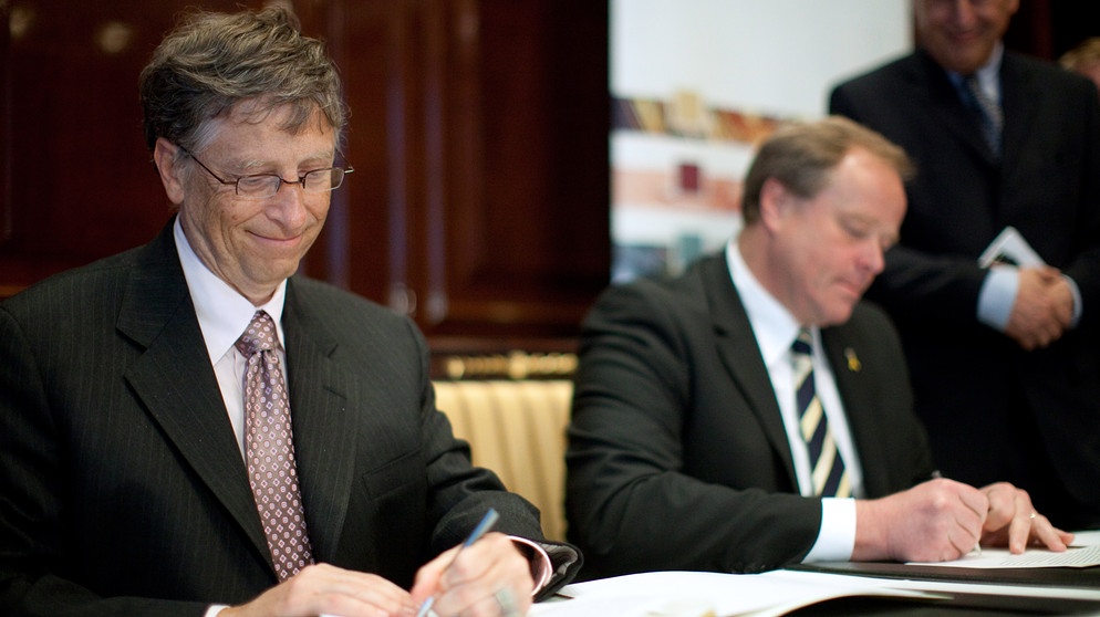 Zum Weltlinkshändertag am 13. August: Bill Gates (hier in Berlin) ist auch Linkshänder. Sportler, Politiker, Musiker oder Künstler: Welche Berühmtheiten sind Linkshänder? Ein kleiner Überblick zum internationalen Tag der Linkshänder. | Bild: picture-alliance/dpa