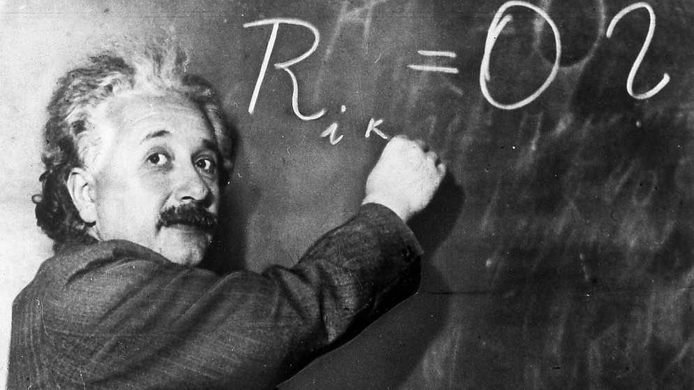 Zum Weltlinkshändertag: Albert Einstein war ein berühmter Linkshänder, hier in der Universität von Princeton mit einer Gleichung über die Dichte der Milchstraße. Sportler, Politiker, Musiker oder Künstler: Welche Berühmtheiten sind Linkshänder? Ein kleiner Überblick zum internationalen Tag der Linkshänder. | Bild: picture-alliance/dpa
