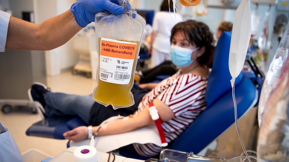 Frau spendet Blutplasma mit Corona-Antikörpern  | Bild: picture-alliance/dpa/Sina Schuldt