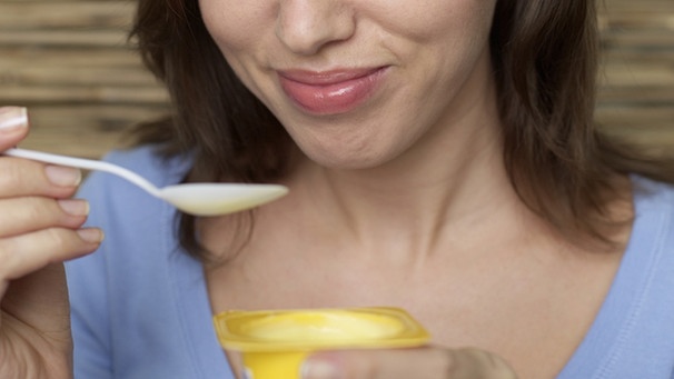 Frau isst Yogurt | Bild: picture alliance/VisualEyze