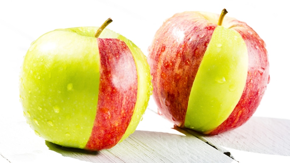 Zwei mehrfarbige Äpfel. Äpfel sind gesund, kalorienarm und lecker. Am 11. Januar ist Tag des deutschen Apfels. Welche gesunden Inhaltsstoffe in der beliebtesten Frucht Deutschlands stecken, erfahrt ihr hier. Und wir erklären euch, warum der Apfel eine Symbolkraft hat.  | Bild: picture alliance | CHROMORANGE / Roman Märzinger