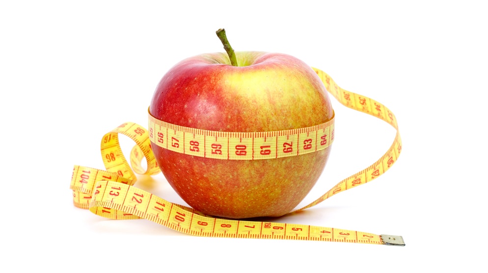 Apfel und ein Maßband. Äpfel sind gesund, kalorienarm und lecker. Am 11. Januar ist Tag des deutschen Apfels. Welche gesunden Inhaltsstoffe in der beliebtesten Frucht Deutschlands stecken, erfahrt ihr hier. Und wir erklären euch, warum der Apfel eine Symbolkraft hat.  | Bild: colourbox.com