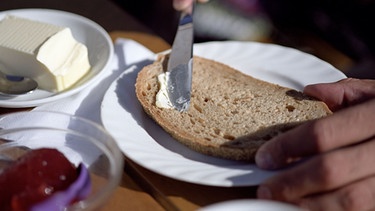 Eine Scheibe Brot mit Butter - gesünder als eine Scheibe Brot mit Margarine? | Bild: Image Source