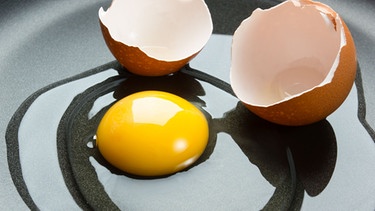 Ein Ei in der Pfanne. Zu Ostern gibt es hartgekochte Ostereier im Osternest. | Bild: colourbox.com