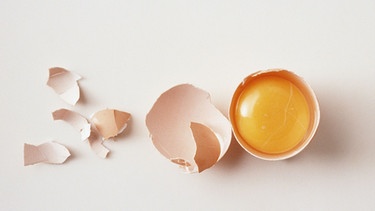 Eigelb in aufgeschlagenem Ei. Zu Ostern gibt es hartgekochte Ostereier im Osternest. | Bild: colourbox.com