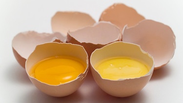 Aufgeschlagene Eier mit Eiweiß und Eigelb. Zu Ostern gibt es Ostereier im Osternest. Wir erklären, was in einem Ei steckt. | Bild: colourbox.com