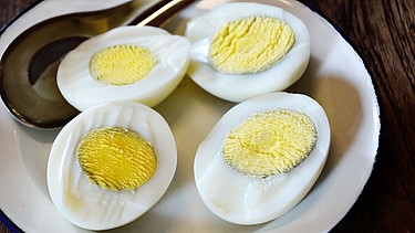 Gekochte Eier mit grünem Rand. Zu Ostern gibt es Ostereier im Osternest. Wir erklären, was in einem Ei steckt. | Bild: colourbox.com