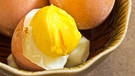 Gekochtes Ei. Zu Ostern gibt es gekochte Ostereier im Osternest. | Bild: colourbox.com