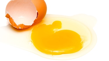 Aufgeschlagenes Ei. Zu Ostern gibt es hartgekochte Ostereier im Osternest. | Bild: colourbox.com