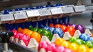 Ostereier für den Supermarkt: Bunt gefärbte Eier bewegen sich entlang eines Fließbands bei der Eierfärberei Beham in Thannhausen, Bayern. Direkt vor Ostern läuft die Produktion auf Hochtouren. | Bild: picture alliance / CHROMORANGE | Michael Bihlmayer