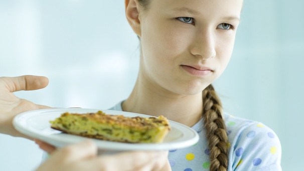 Mädchen wendet sich von gereichtem Teller mit Eierspeise ab, das könnte eine Nahrungsmittelallergie sein. | Bild: colourbox.com