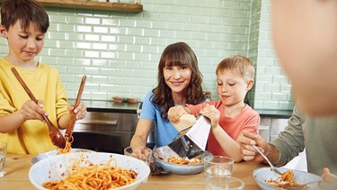 Familien beim Spaghetttiessen | Bild: picture alliance / Westend61 | Maya Claussen