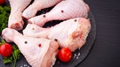 Rohes Hähnchenfleisch. Wir verraten euch Tipps, wie ihr Salmonellen bei Hitze im Sommer vermeiden könnt.  | Bild: colourbox.com