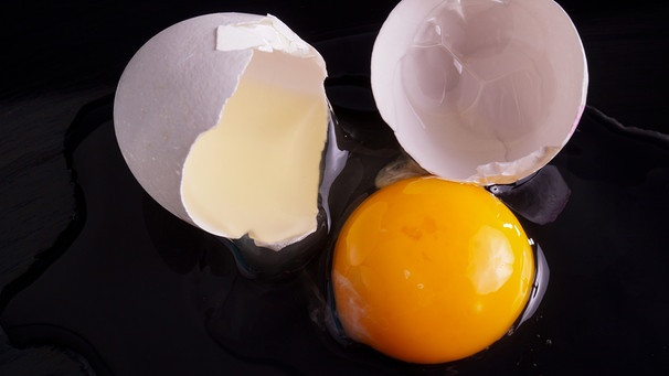 Ein aufgeschlagenes rohes Ei. | Bild: colourbox.com