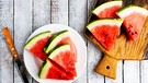 Stücke von Wassermelone auf einem Brett und einem Teller.  | Bild: colourbox.com