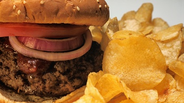 Burger und Pommes - wer sich regelmäßig davon ernährt wird auf Dauer übergewichtig. | Bild: Getty Images