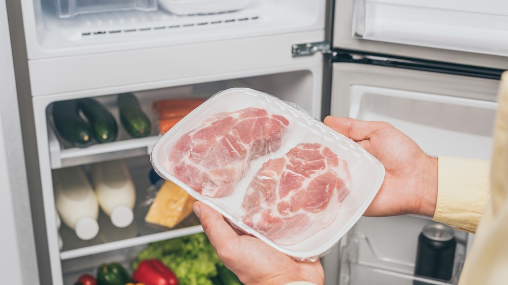 Fleisch im Kühlschrank aufbewahrt | Bild: colourbox.com