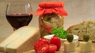Lebensmittel, die Histamin enthalten können, was manche Menschen nicht vertragen: Rotwein, Käse, Trauben und eingelegtes Gemüse. | Bild: picture alliance/imageBROKER/Ottfried Schreiter