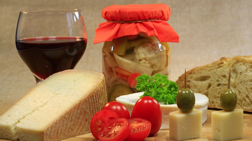 Lebensmittel, die Histamin enthalten können, was manche Menschen nicht vertragen: Rotwein, Käse, Trauben und eingelegtes Gemüse. | Bild: picture alliance/imageBROKER/Ottfried Schreiter