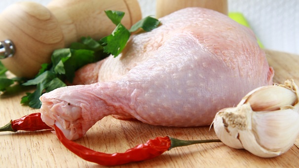 Hähnchenschenkel: Rohes und nicht durchgegartes Hühnerfleisch kann mit Samonellen verseucht sein. | Bild: colourbox.com