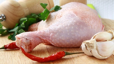 Hähnchenschenkel: Rohes und nicht durchgegartes Hühnerfleisch kann mit Samonellen verseucht sein. | Bild: colourbox.com