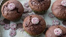 Schokoladen-Kirsch-Muffins mit Schokolinsen | Bild: picture alliance / Shotshop | Antonio Gravante