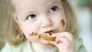 Kind isst ein Brot mit Schokocreme | Bild: colourbox.com