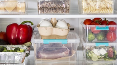 Geöffneter Kühlschrank mit allerlei Lebensmitteln wie Fleisch und Gemüse | Bild: colourbox.de