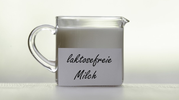 Glas mit Milch, die nicht von allen Menschen vertragen wird, weil sie laktoseintolerant sind, also den Milchzucker nicht vertragen. | Bild: picture-alliance/dpa