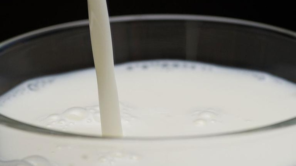 Milch in einem Glas. | Bild: dpa / picture-alliance / Jan-Philipp Strobel