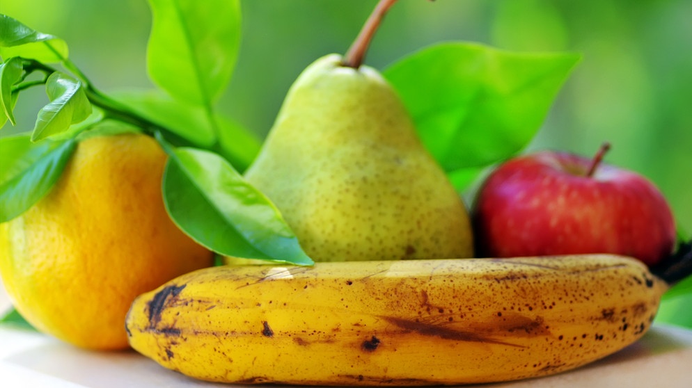 Werden Bananen neben Äpfeln gelagert, werden sie schnell braun. Schuld daran ist das Hormon Ethylen, das vor allem Äpfel ausstoßen. | Bild: colourbox.com