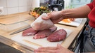 Rindersteaks werden mit Küchentüchern abgetupft | Bild: picture alliance / dpa Themendienst | Christin Klose