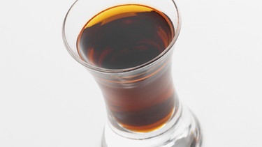 Ein Gläschen Magenbitter, wie hier auf dem Bild, soll die Verdauung erleichtern, heißt es. Die Bitterstoffe mögen die Erzeugung von Magensäften zwar anregen, doch der Alkoholanteil im Schnaps verlangsamt den Verdauungsprozeß.  | Bild: Image Source
