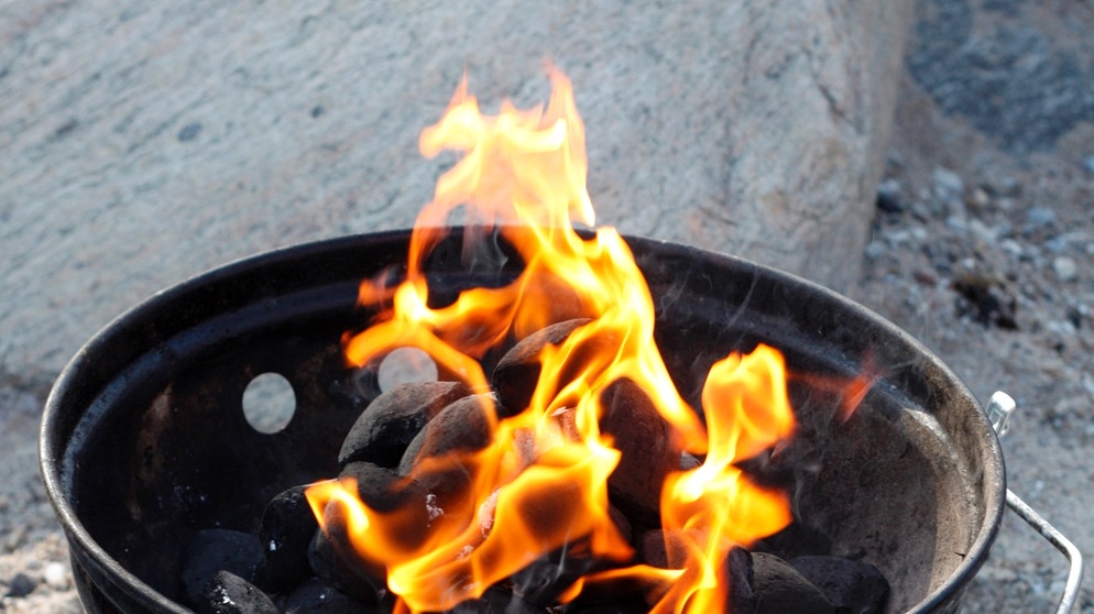 Ein Grill mit lodernden Flammen | Bild: colourbox.com